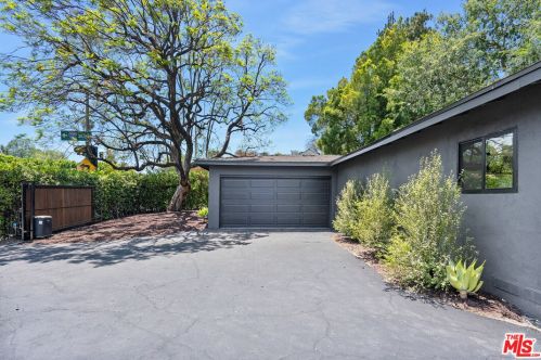 4257 Sepulveda Blvd, Van Nuys CA  91403-3802 exterior