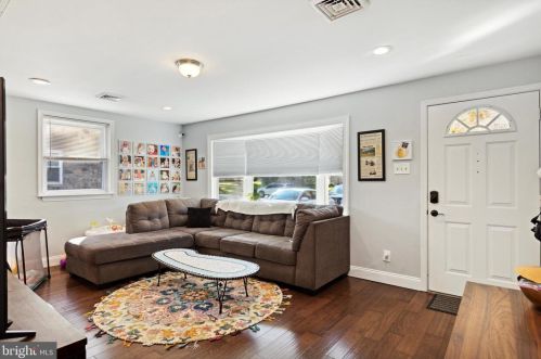 422 Bluebuff Rd, Norristown, PA 19406-3008