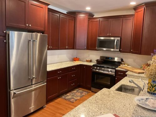 713 Center Meadow Ln, Danbury, CT 06810