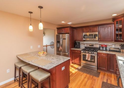 20 Rebecca Dr, Middletown, NY 10940-8606