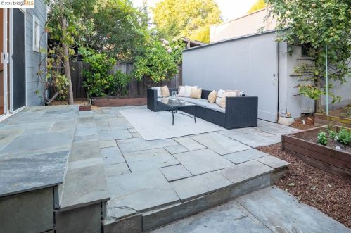 5766 Ayala Ave, Oakland CA 94609-1742 exterior