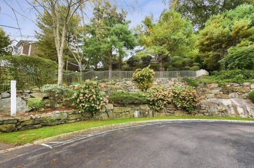52 Deer Tree Ln, Briarcliff NY  10510-1751 exterior