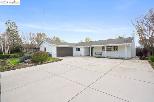 909 Holiday Ct, Concord, CA 94518-3422