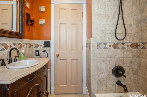 1 Laura Dr, South Setauket NY  11720-3068 exterior