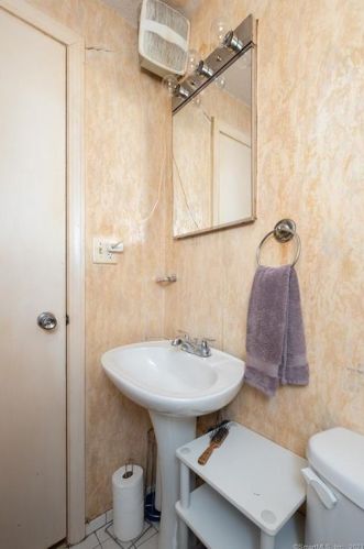 38 Pieper Dr, Wallingford CT  06492-2016 exterior