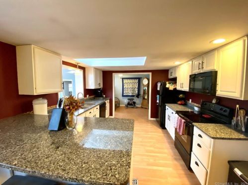 4 Poulin Dr, Putnam CT  06260-1010 exterior