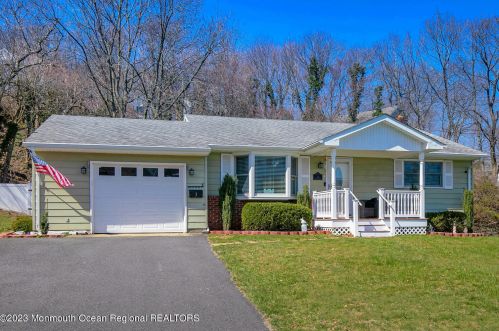 3 Peak St, Monmouth Hills, NJ 07732-1821