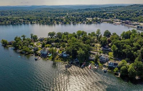 21 Sycamore Ter, Mahopac, NY 10541-3140