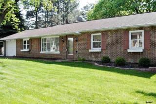 14 Crosswind Dr, Shrewsbury, PA 17361-1837