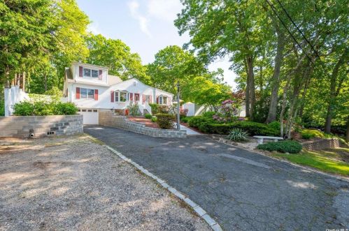 7 Fresh Pond Rd, Scotts Beach, NY 11789-3127