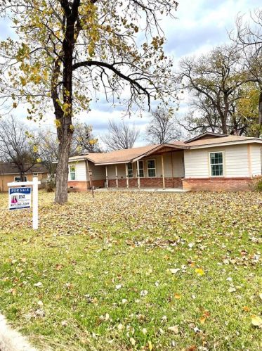 319 Hanon Ct, Fort Worth, TX 76108-2316