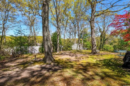 11 Rambling Rd, Northport NY  11768-2315 exterior