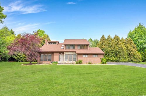 3 Hyanis Ct, Mount Sinai NY  11766-1809 exterior