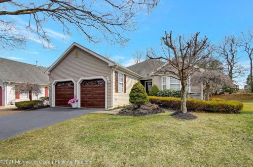 76 Foxwood Rd, Lakewood, NJ 08701-5728