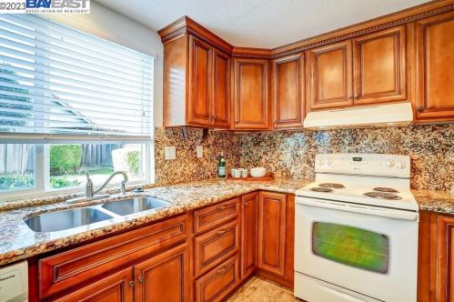 32824 Oakdale Ct, Union City CA  94587-5426 exterior