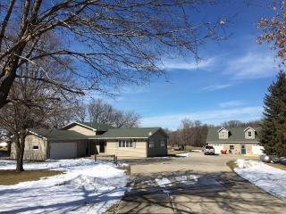 2518 14th St, Faribault, MN 55021-2504