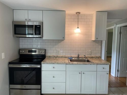 32 Linsal St, Windsor Locks CT  06096-2802 exterior