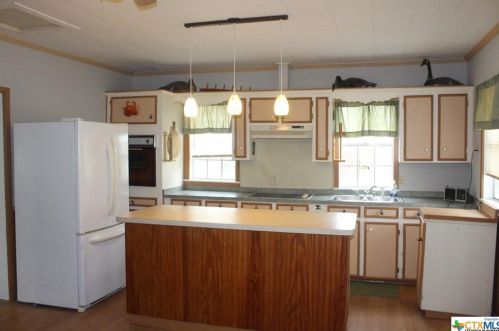 28 Blackburn Ave, Green Lake, TX 77979-5717