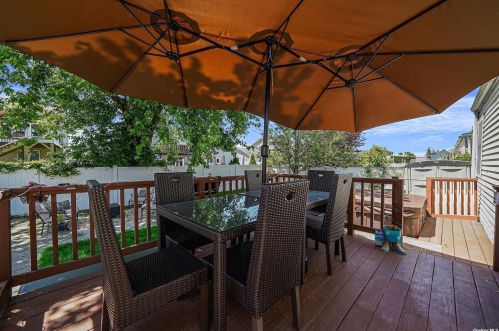 77 Lake St, North Lindenhurst NY  11757-5816 exterior