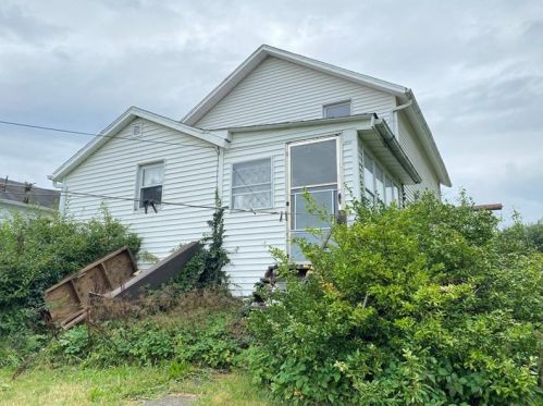 40 Grant St, Fredonia, PA 16124-3044
