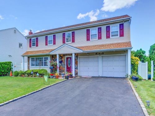 100 Birchwood Dr, New Hyde Park, NY 11040-3719