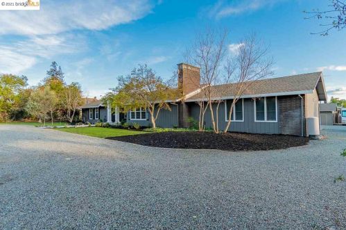 301 Bedford Ln, Oakley, CA 94561-2282