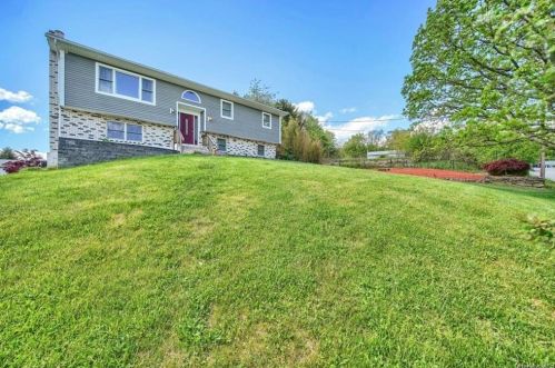 7 Neptune Ln, Middletown, NY 10940-7351