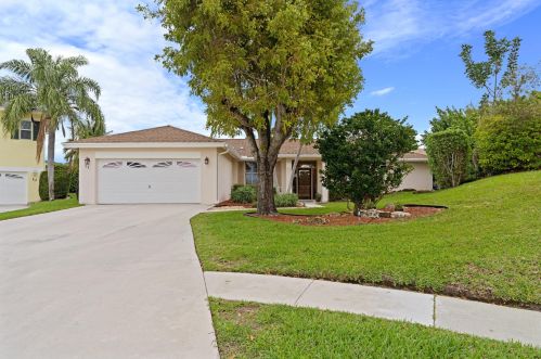 11 Redwood Ct, Boynton Beach, FL 33426-9352