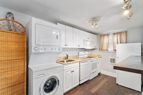 34 Hills Dr, New Canaan, CT 06840-5624