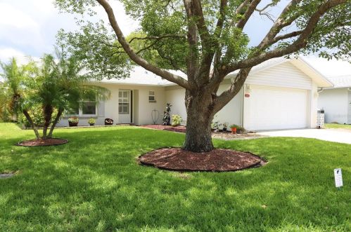 8205 Lora Del Rio Dr, Port Richey, FL 34668-2726