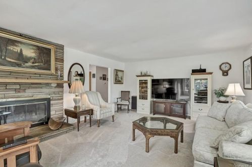 257 Osborne Hill Rd, Fishkill NY  12524-2510 exterior