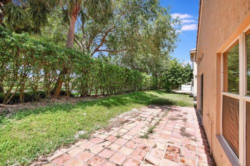 2728 177th Ave, Hollywood FL  33029-5142 exterior