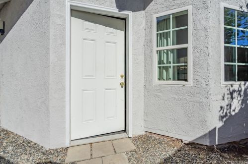 2828 Inyo Cir, Simi Valley CA 93063-2002 exterior