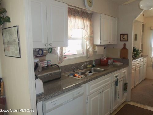 725 Lark Dr, Sebastian, FL 32976-7223