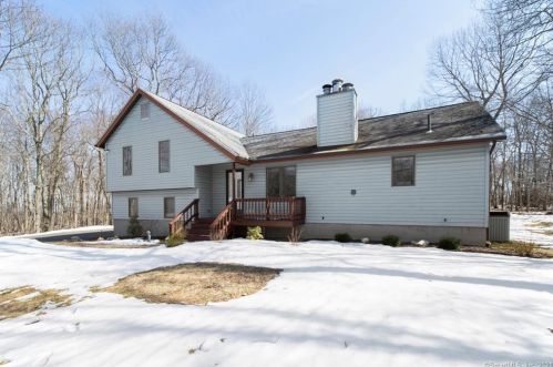 41 Putting Green Ln, Waterbury, CT 06712-1544