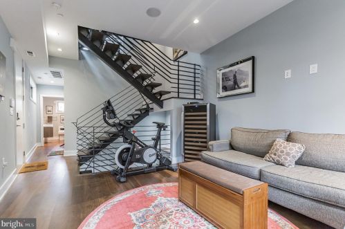 310 Fairmount Ave, Philadelphia PA  19123-2931 exterior
