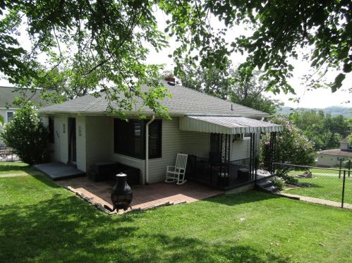200 Irwin St, Claysville, PA 15323-2392
