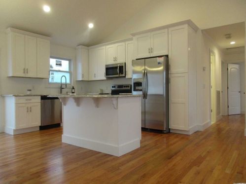 65 Peters Ln, West Hampton Beach, NY 11978-1407