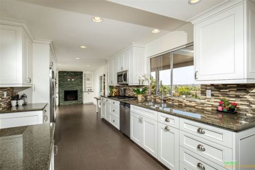 1013 Stiles Ct, Vista, CA 92083-3375