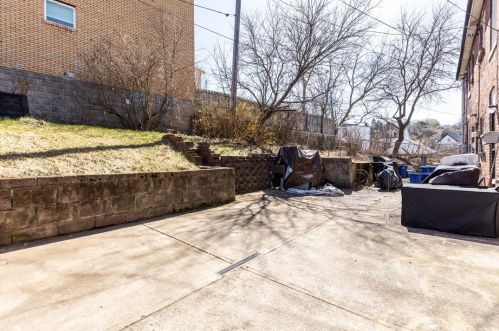4111 Lydia St, Pittsburgh, PA 15207-1181