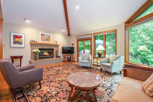 173 Wood Hollow Ln, New Rochelle, NY 10804-3434