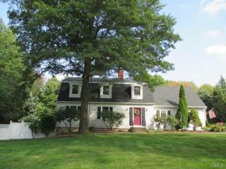 15 Wedgewood Dr, Danbury, CT 06811-2823