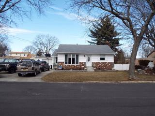 418 44th St, North Lindenhurst, NY 11757-2311