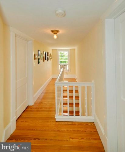 21 Loudoun St, Lovettsville VA  20180-8513 exterior