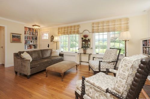 8 Maywood Rd, New Rochelle, NY 10804-4706
