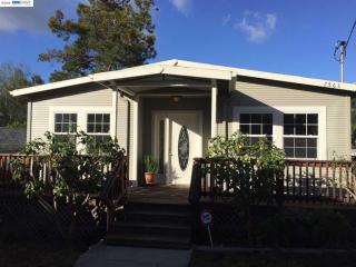 7568 Greenly Dr, Oakland, CA 94605-3011