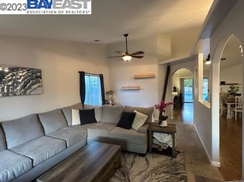 2141 Highland Dr, Hollister, CA 95023-6259