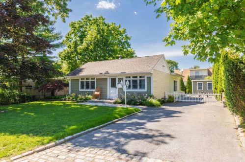 19 La Salle Pl, Oakdale, NY 11769-1858