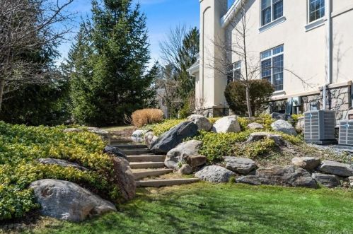 1 Doral Grn Dr, Rye Brook NY  10573-5405 exterior