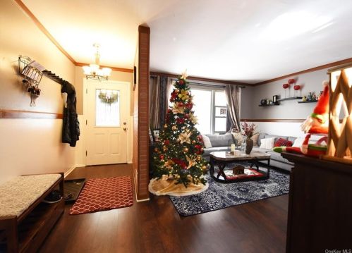 2767 Schurz Ave, Bronx, NY 10465-3246